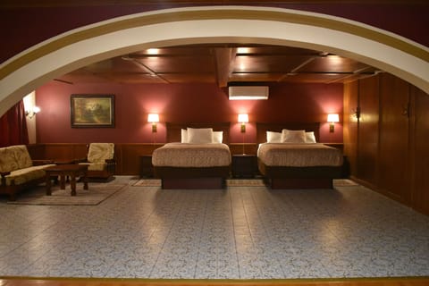 Family Quadruple Room | Iron/ironing board, free WiFi, bed sheets