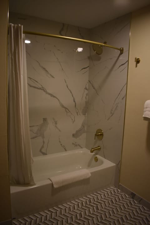 Family Quadruple Room | Bathroom | Free toiletries, hair dryer, towels