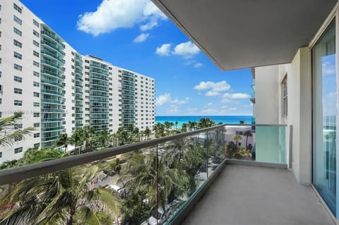 Family and friends Beach Escape- Walk to Hollywood Beach (8520)