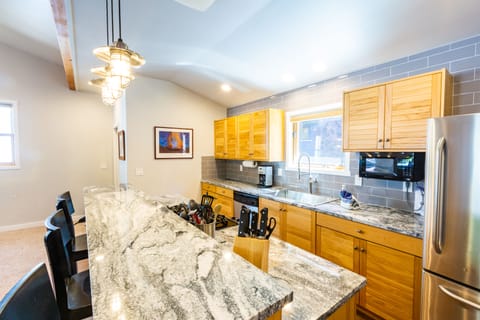 Unit 8 Townhouse 2-Bedroom, Kitchen | Premium bedding, pillowtop beds, soundproofing, iron/ironing board