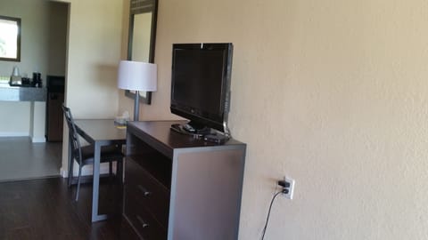 Standard Room, 1 King Bed | Room amenity