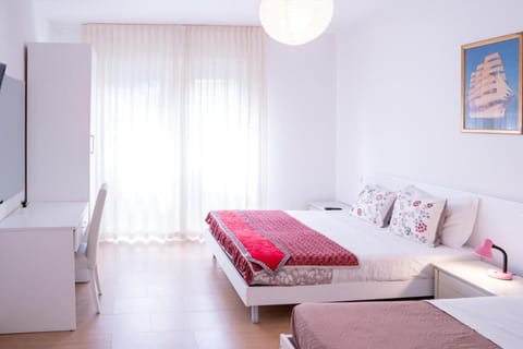 Deluxe Triple Room | Iron/ironing board, free WiFi
