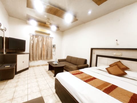 Classic Room | Desk, laptop workspace, free WiFi