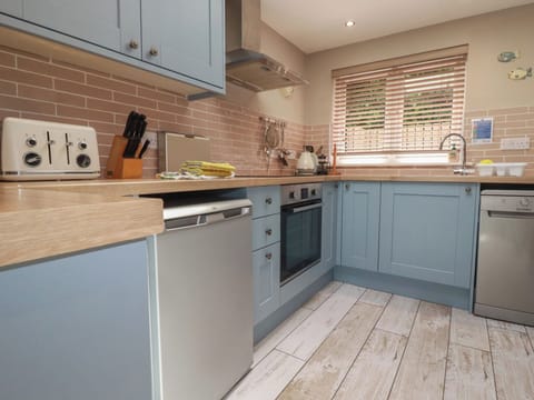 Dishwasher, cookware/dishes/utensils