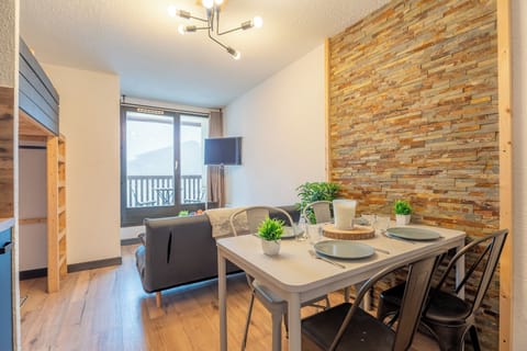 Classic Apartment, Balcony, Mountain View | Interior