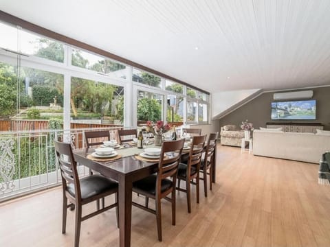 Luxury House, Balcony, Garden View | In-room dining