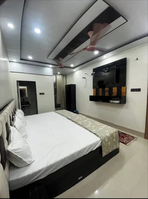 Family Room | Desk, laptop workspace, free WiFi