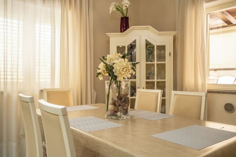 Condo, 2 Bedrooms | Dining