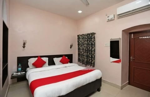 Deluxe Double or Twin Room | Blackout drapes, iron/ironing board, WiFi (free)