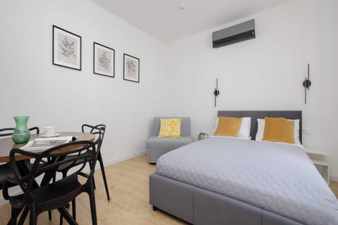 Bright studio apartment with double bed, dining area and air conditioning