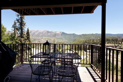 Deck with Dining table, BBQ Grill and unreal views of the Needles Range