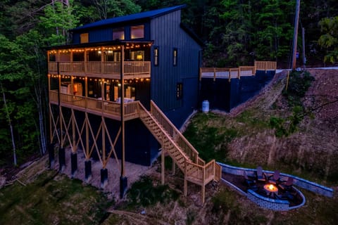 Escape into the mountains at Oso Vista. Enjoy quiet evenings around a firepit with friends and family as water from a gentle creek flows in the woods below. Gather at one of the many outdoor seating areas, or soak in the warmth from the sauna and hot tub