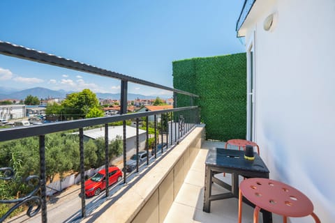 Classic Triple Room | Outdoor dining