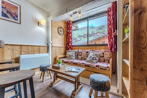 Comfort Apartment, Balcony, Mountain View | Living area