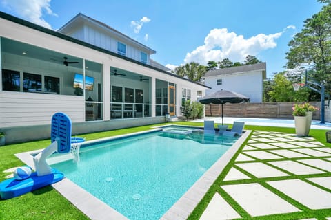 Welcome to 'Thirty Fay' featuring a private pool/spa & basketball court!
