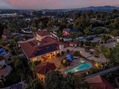 ✨ Resort-style estate featuring a private pool, spa, and expansive outdoor spaces - perfect for unforgettable gatherings and relaxing getaways.