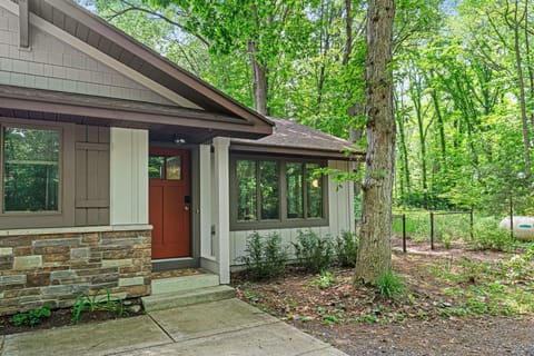 Charming woodland retreat with private entry and peaceful natural setting