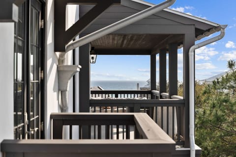Gulf Views from Master Bedroom and Living Room Balconies. 
Located 4 minutes walk to the beach, 2 Minutes from the Barbados Pool, and Directly next to Main St Shopping and Dining