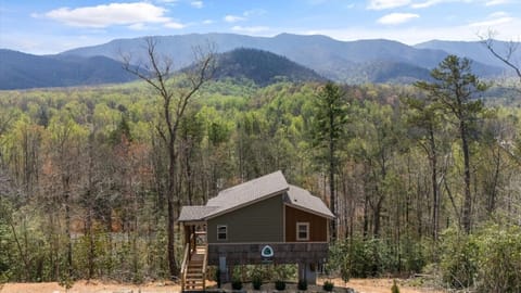 Exterior Photo with mountain view