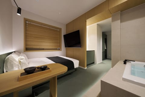 Deluxe Spa | Blackout drapes, free WiFi