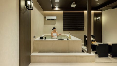 Signature Spa & Sauna | Private spa tub