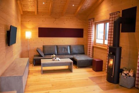 Wohnzimmer mit Kamin