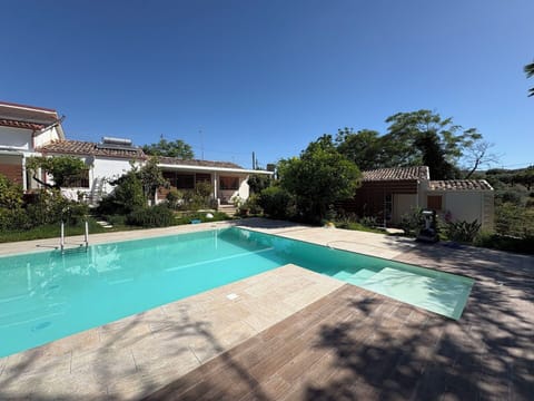 Autumn, Balcony / Terrace / Patio, Garden, Pool, Spring, Summer