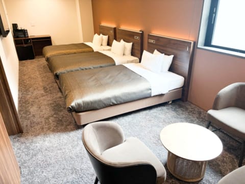 Triple Room, Non Smoking | Desk, WiFi (free), bed sheets
