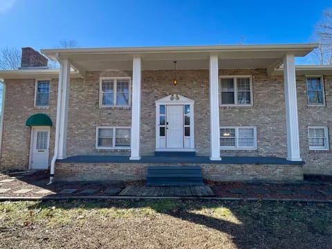 🏠 Stunning brick home with plenty of space for the whole crew