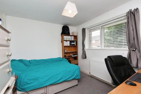 4 bedrooms, iron/ironing board, WiFi (free), bed sheets