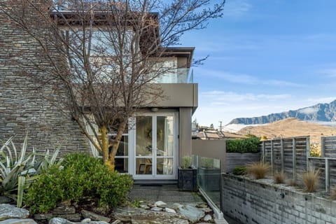 Adelaide Courtyard, a ground-floor apartment just a short walk from Queenstown town centre