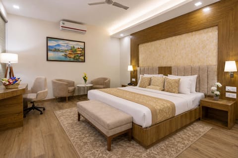 Classic Room | Hypo-allergenic bedding available, in-room safe, blackout drapes