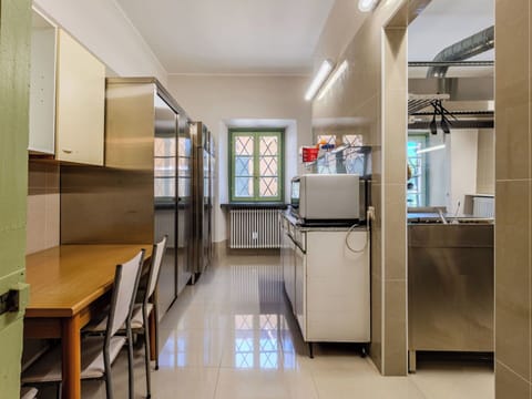 Flooring, Interior Design, Ceiling, Floor, Kitchen, Lighting, Furniture, Major Appliance, Kitchen Appliance, Countertop