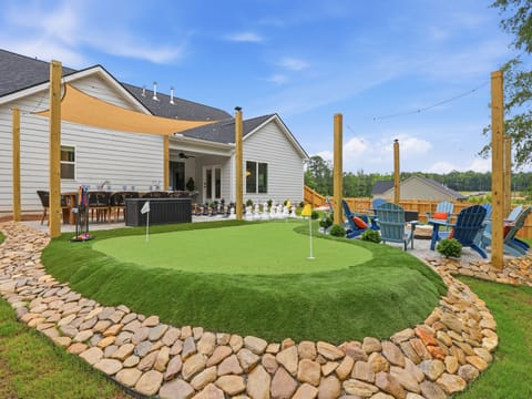 Mini golf, fire pit and outdoor dining