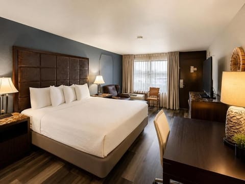 Deluxe Apartment | In-room safe, desk, iron/ironing board (on request), WiFi (free)