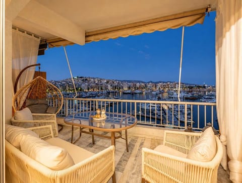 The private balcony invites slow mornings and sunset aperitifs, with uninterrupted views across the marina and waterfront skyline.