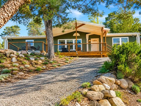 Front view of circular driveway to Tree Tops Retreat 