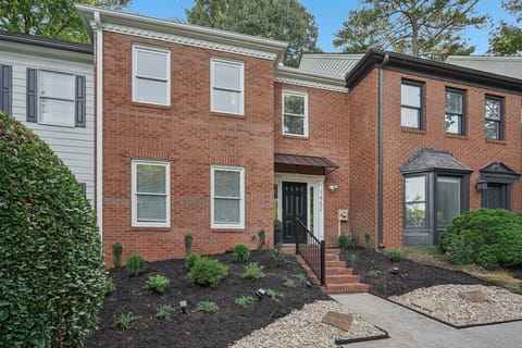 Exterior - This beautifully renovated and designed 3 bedroom 2 bath townhome sleeps 6-8 and is conveniently located less than 3 miles from the Atlanta Battery & Truist Park battery and minutes away from Highway 75 and Highway 285