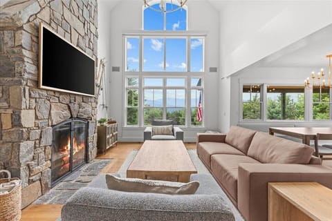 Luxury Farmhouse Retreat Close to Stowe Mountain (7511)