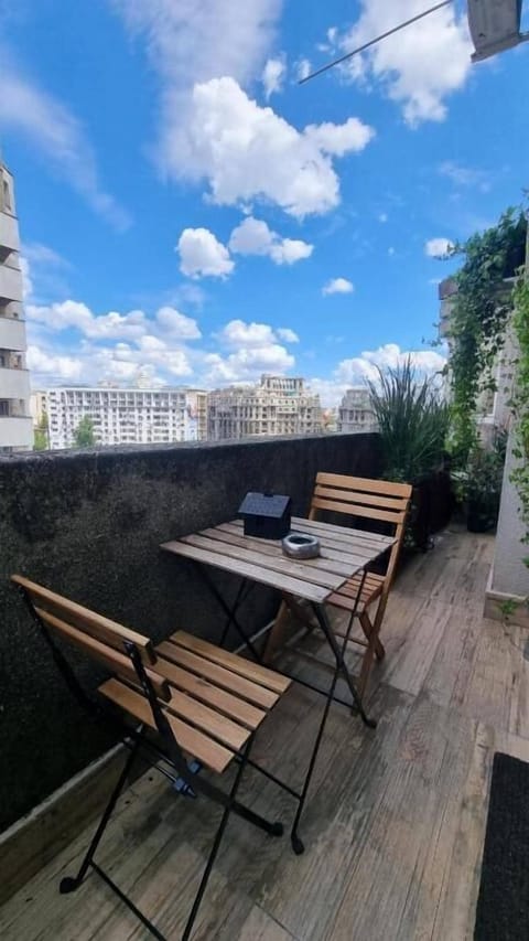 Deluxe Apartment, Balcony, City View | Outdoor dining