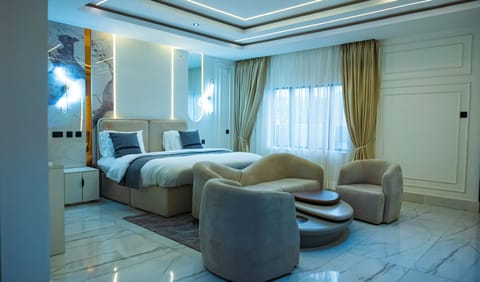 Suite | Desk, laptop workspace, WiFi (free)