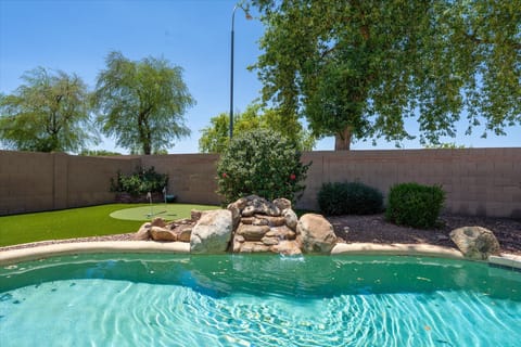Heated pool, private putting green, and spacious Peoria living — your Arizona vacation starts here.