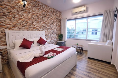Desk, laptop workspace, free WiFi, bed sheets
