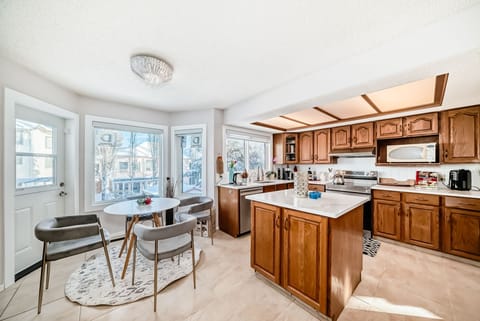 Full-size fridge, microwave, oven, stovetop