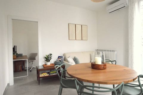 Apartment, 2 Bedrooms, Balcony, City View | Dining room