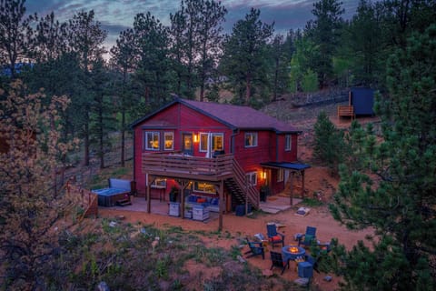 Cozy forest cabin with hot tub, deck, and fire pit retreat
