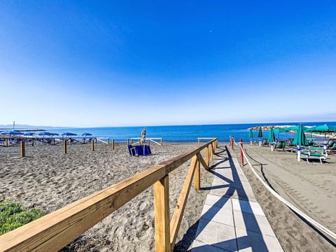 Blue, Body Of Water, Beach, Horizon, Sea, Coastal And Oceanic Landforms, Coast, Ocean, Shore, Shade