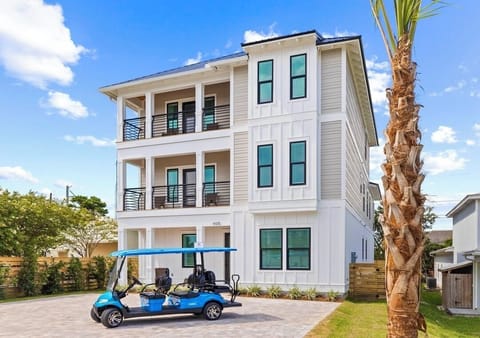 Black Pearl – sleeps 22! Steps to Crystal Beach with a FREE 6-seat golf cart. Enjoy a private HEATED pool, hot tub spa, natural gas grill, game room, and 7 King Suites plus 2 bunk rooms. Every bedroom features an ensuite bathroom and 4K Smart TV.