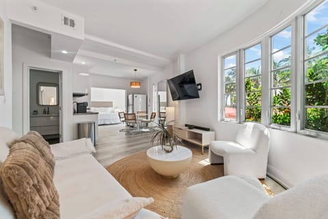 Deluxe Apartment | Iron/ironing board, free WiFi