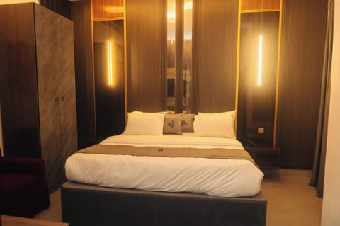 Premium bedding, pillowtop beds, desk, laptop workspace